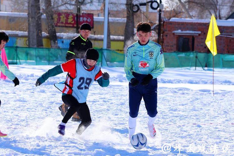 “蜜都”饶河：中俄球员界江竞技雪地足球